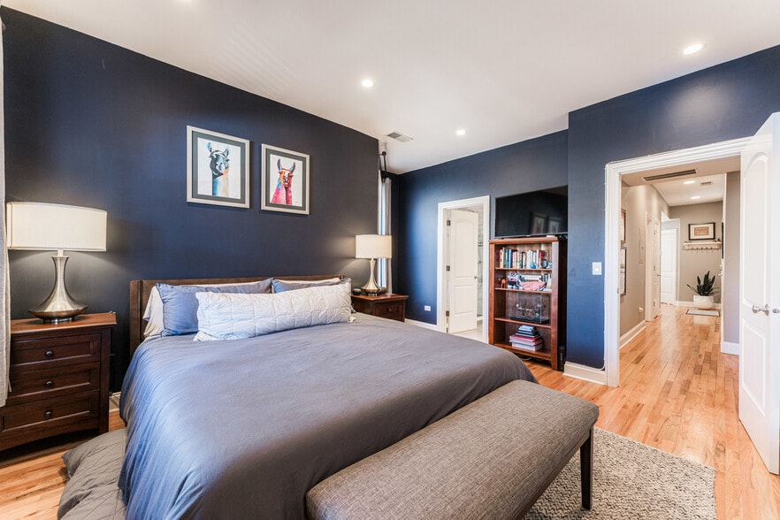 Building Photo - 726 W Addison St