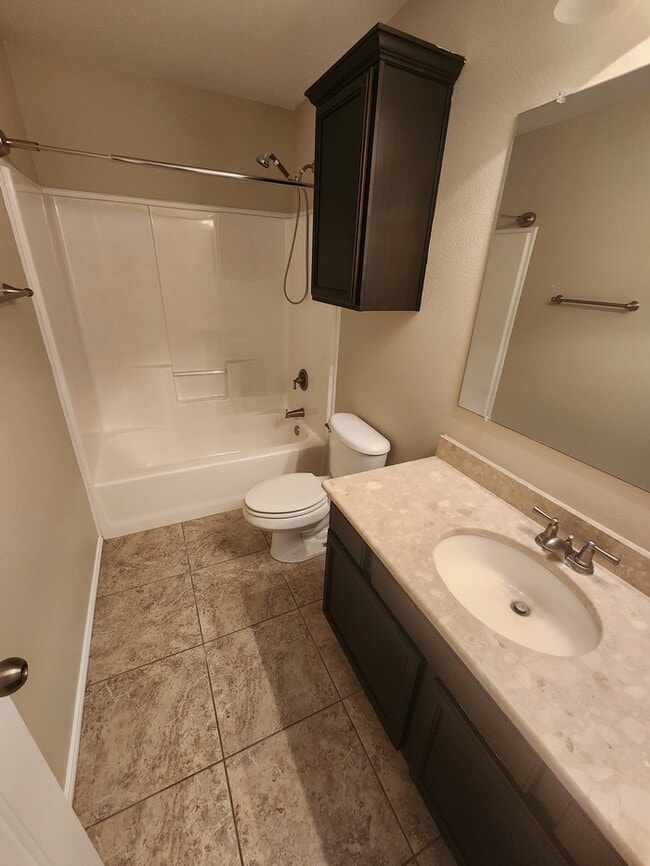 Building Photo - In Legends Park neighborhood! 3 bed 2 bath 2 car garage