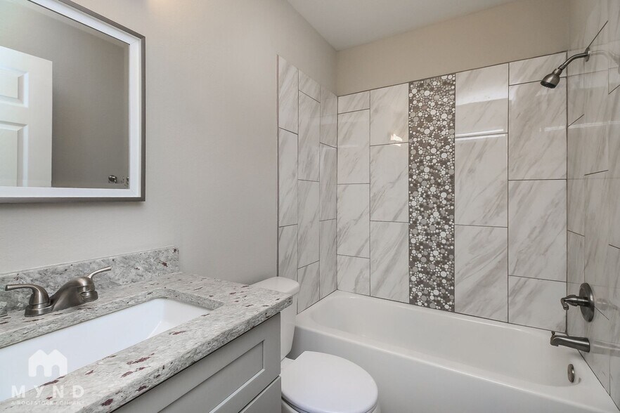 Building Photo - 921 S Val Vista Dr