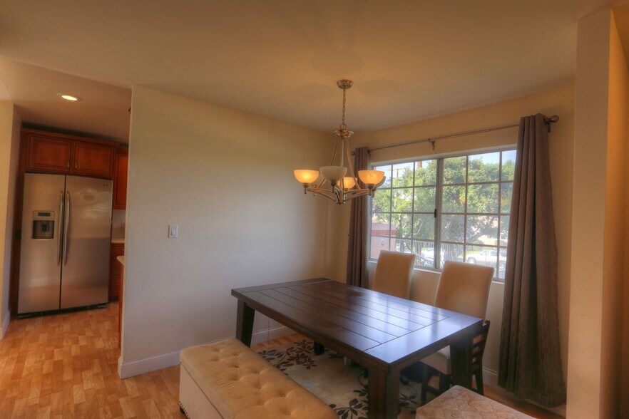Building Photo - 3101 Plaza del Amo