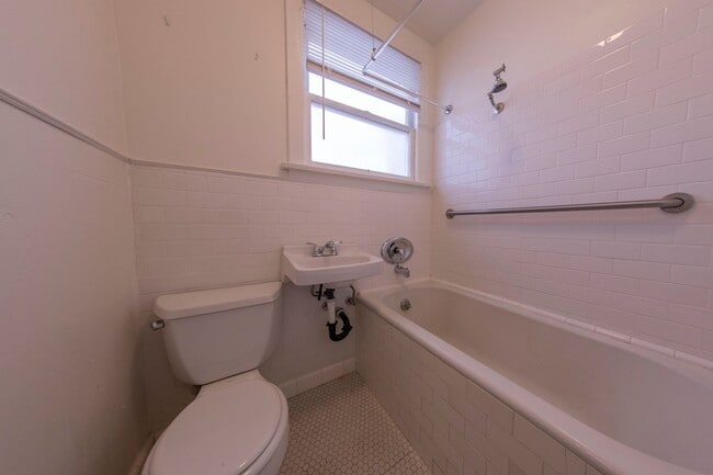 Building Photo - 2 BR/ 1BA unit in Hilcrest - Charming Upstairs Apt, A/C & Heat, tons of windows, updated Kit, ori...
