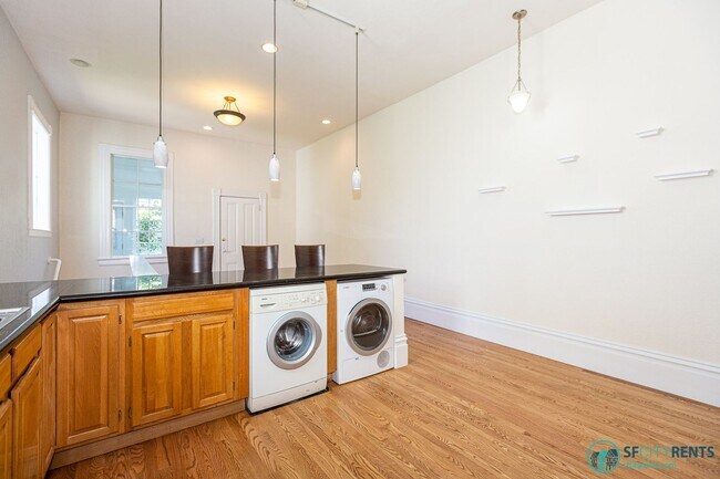Building Photo - Noe Valley: House-like Apartment w/ 2 Bonus Rooms, Open Floor Plan & W/D in-unit