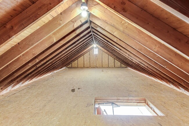 Building Photo - 5 Bed / 3 Bath / deep lot/ 2 driveways and...