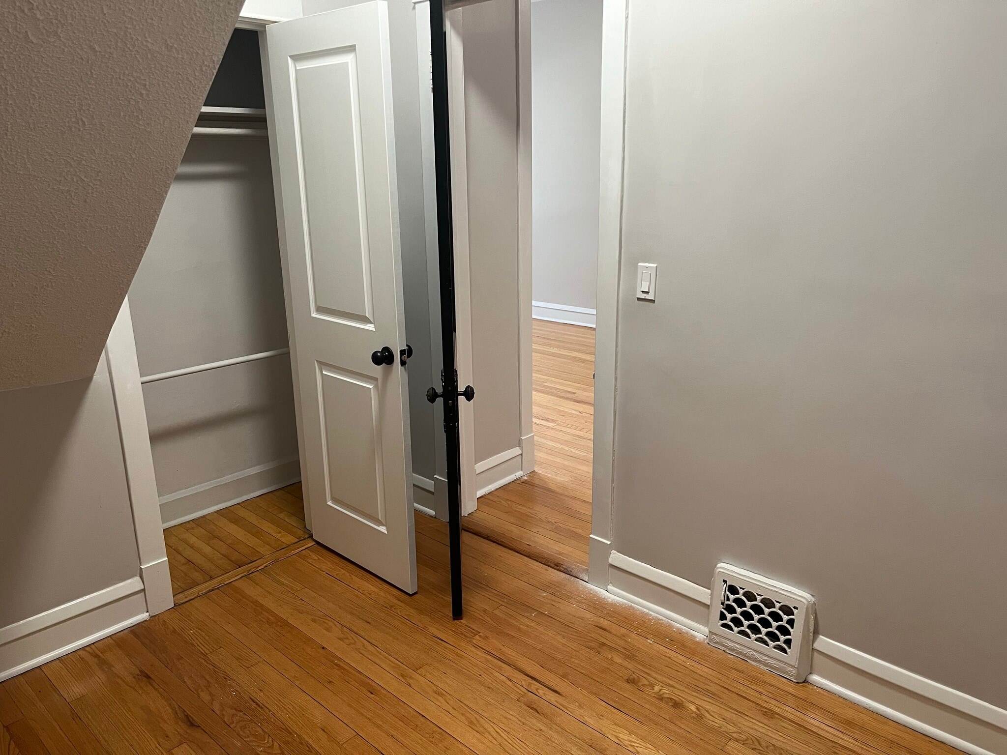 Building Photo - 1924 W Wilson Ave