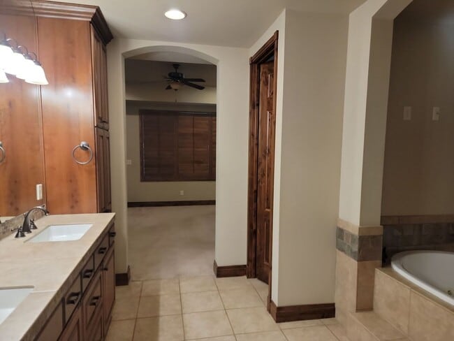 Building Photo - Stylish 4 Bedroom Home with Large Living S...