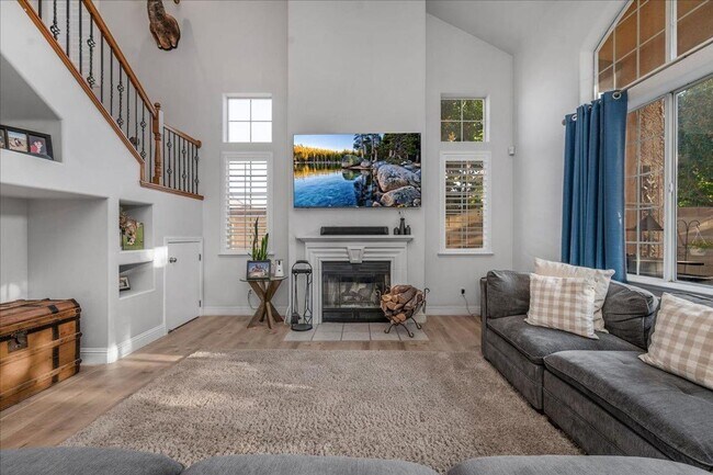 Building Photo - Beautiful North Clovis 3/2.5 Home in Gated Community