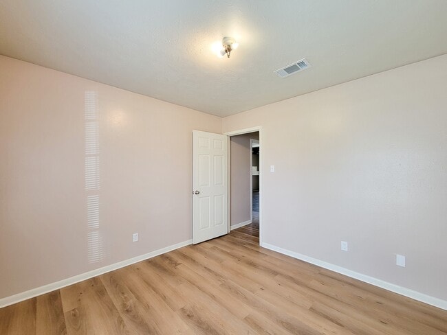 Building Photo - 2114 Yorktown Ct N