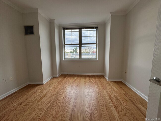 Building Photo - 300 Mamaroneck Ave