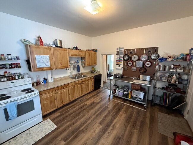 Building Photo - 610 Niagara St