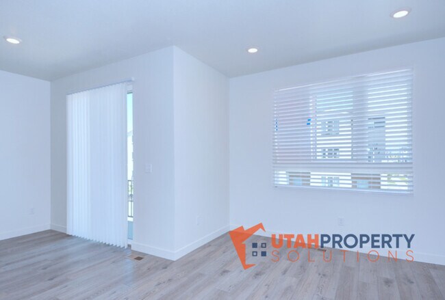 Building Photo - 962 W 500 S
