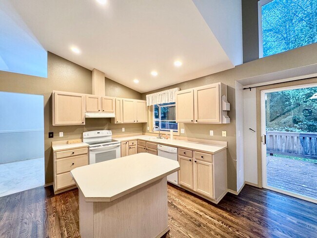 Building Photo - Great 3 Bed 2.5 Bath Home for rent