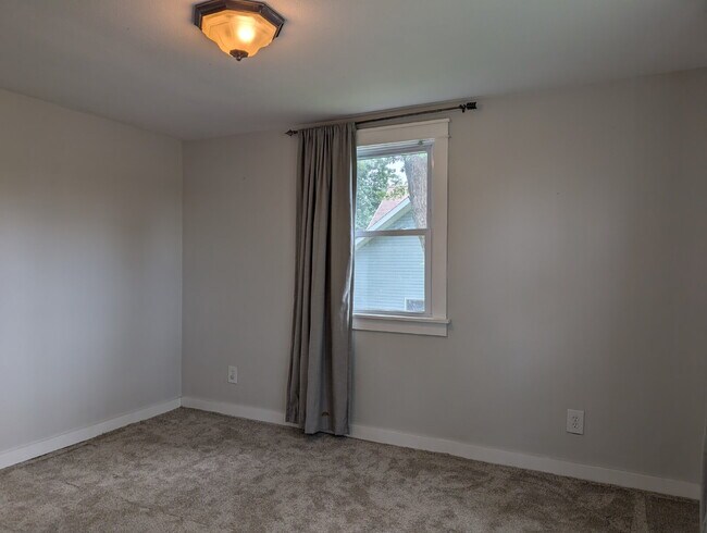 Building Photo - Beautiful 5 Bedroom 2 Bathroom Neenah Lake Home