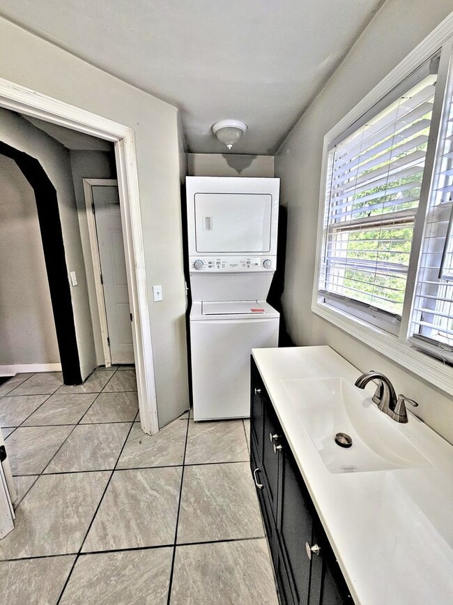 Building Photo - 614 3rd Ave SW