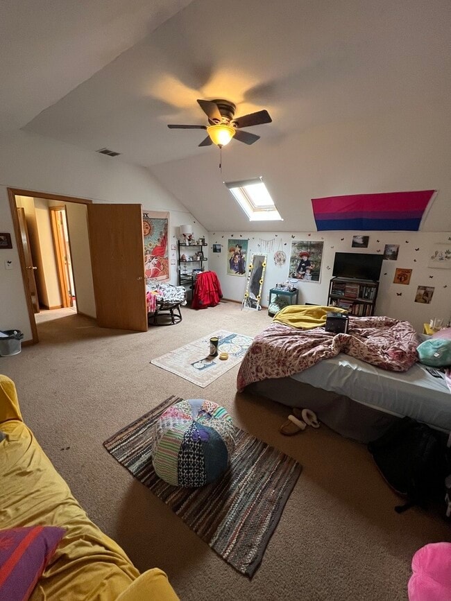 Building Photo - 4101 N Kenmore Ave