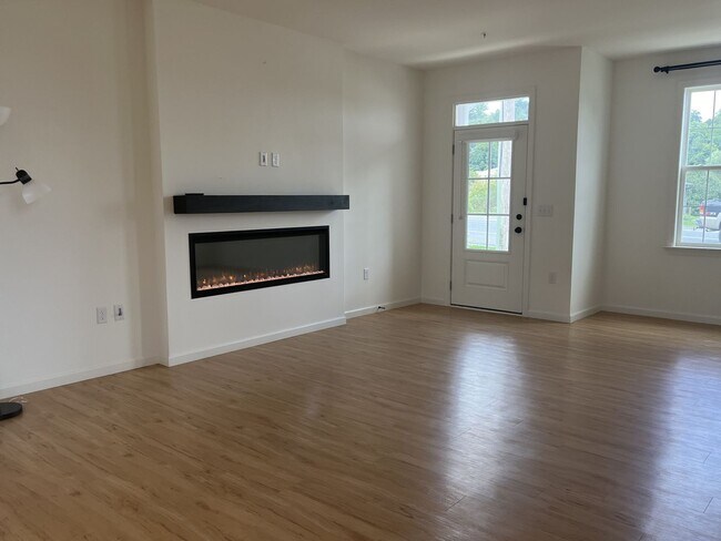 Building Photo - Stunning 3 Bedroom 2.5 Bathroom
