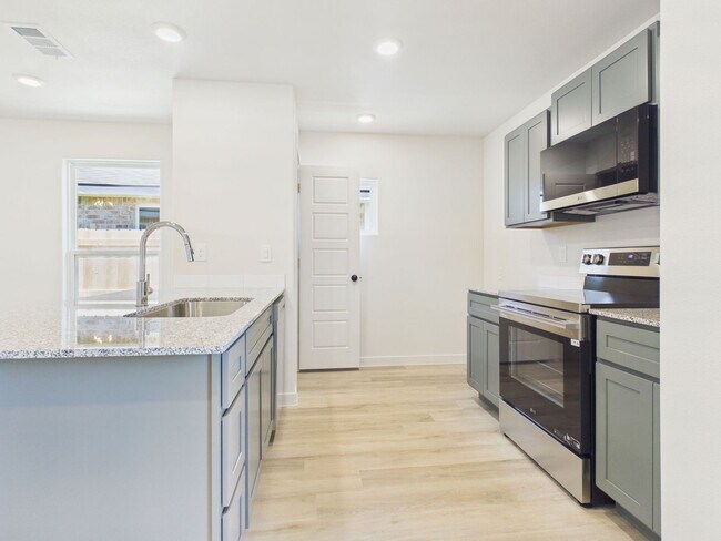 Building Photo - Great 2 Bedroom in West Plains District