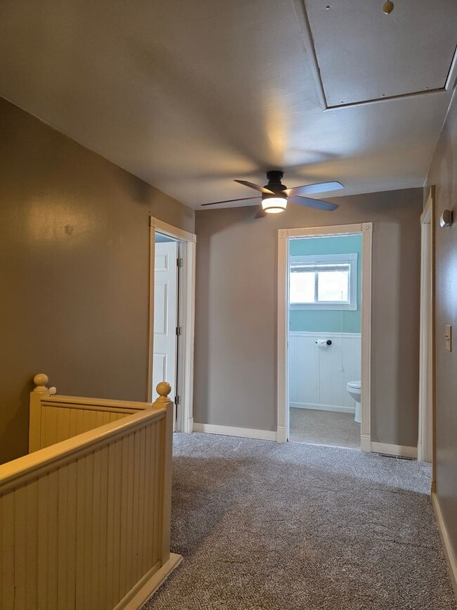 Building Photo - Small Town Home with Lots of Room