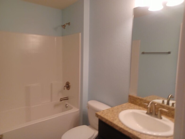 Building Photo - Spacious, Newly Remodeled  3 bedroom, 2 bathroom screened lanai GREAT LOCATION