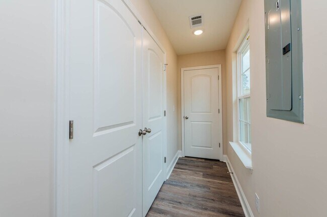 Building Photo - 122 Tabor Dr