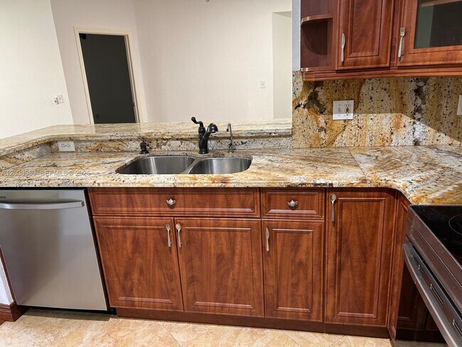 Building Photo - 2516 Centergate Dr