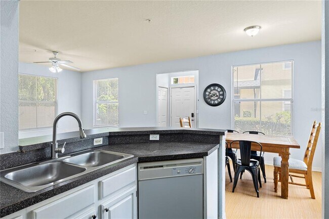 Building Photo - 6017 Westgate Dr