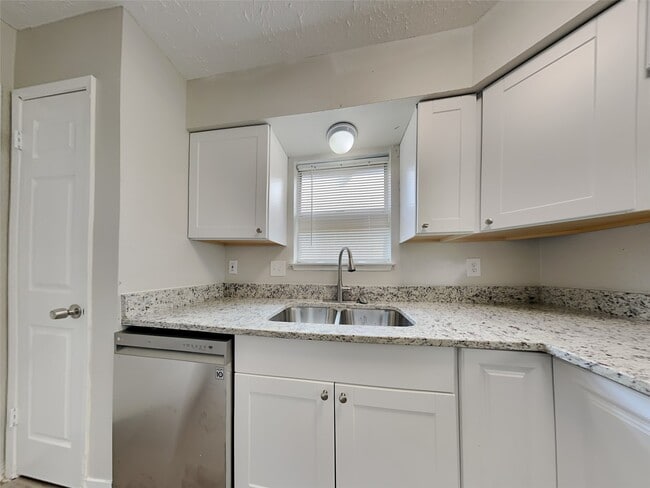 Building Photo - 12219 Lennox Gardens Dr