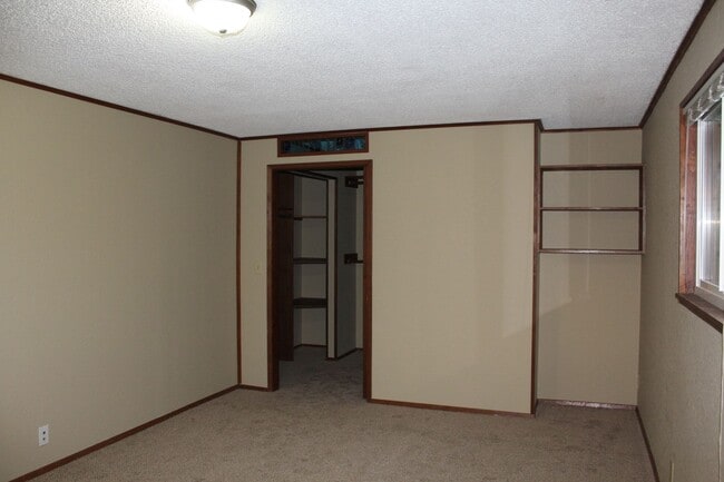 Building Photo - Beautiful 4 bedroom Rambler home with shop...
