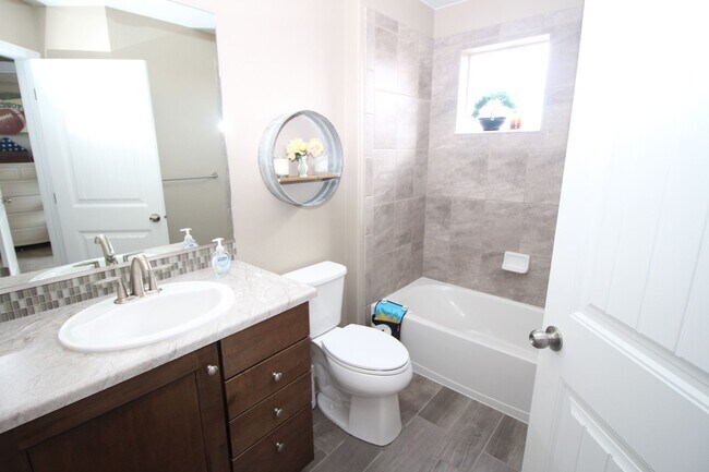 Building Photo - Amazing 4bdrm home in Forest Lakes