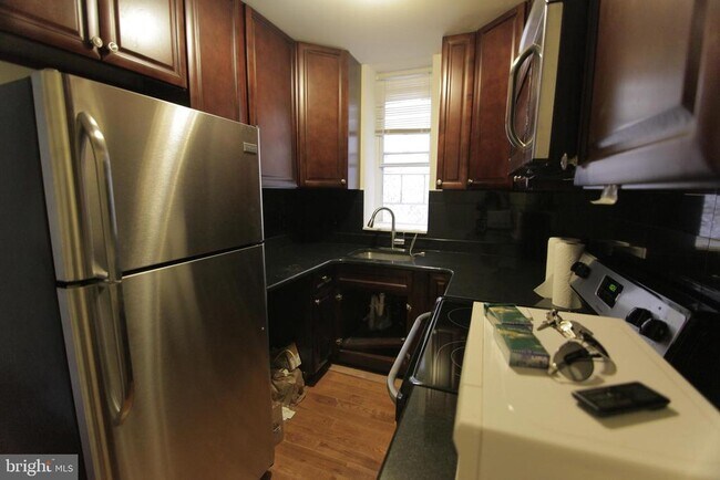 Building Photo - 1852 Willington St