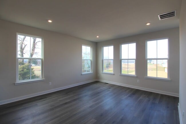 Building Photo - 3 Bedroom 2.5 Townhome Available Now!
