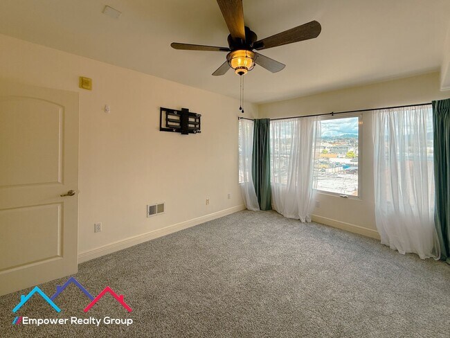 Building Photo - Spacious 3 Bedroom 2 Baths Corner Condo