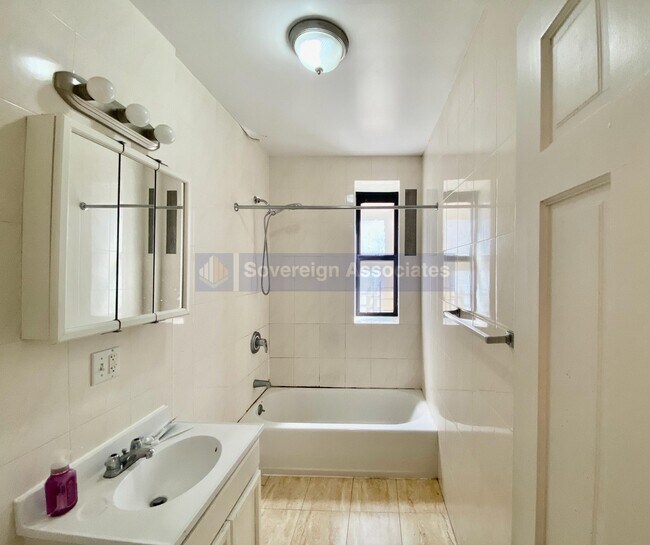 Building Photo - 686 W 204th St