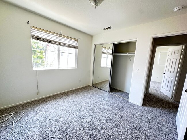Building Photo - 4 bedroom home. New Carpet!