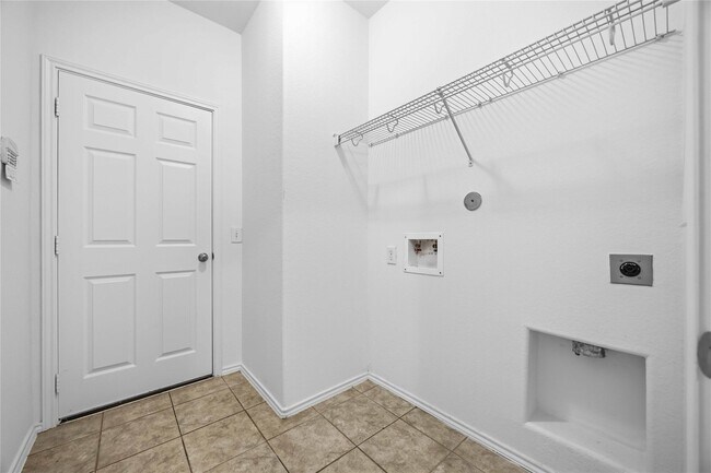 Building Photo - 5803 Camelia Evergreen Ln