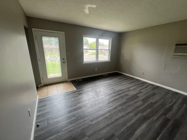 Building Photo - 4-5 Bedroom With 1 Bathroom