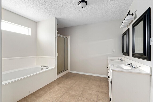Building Photo - 10020 Silverthorne Ct