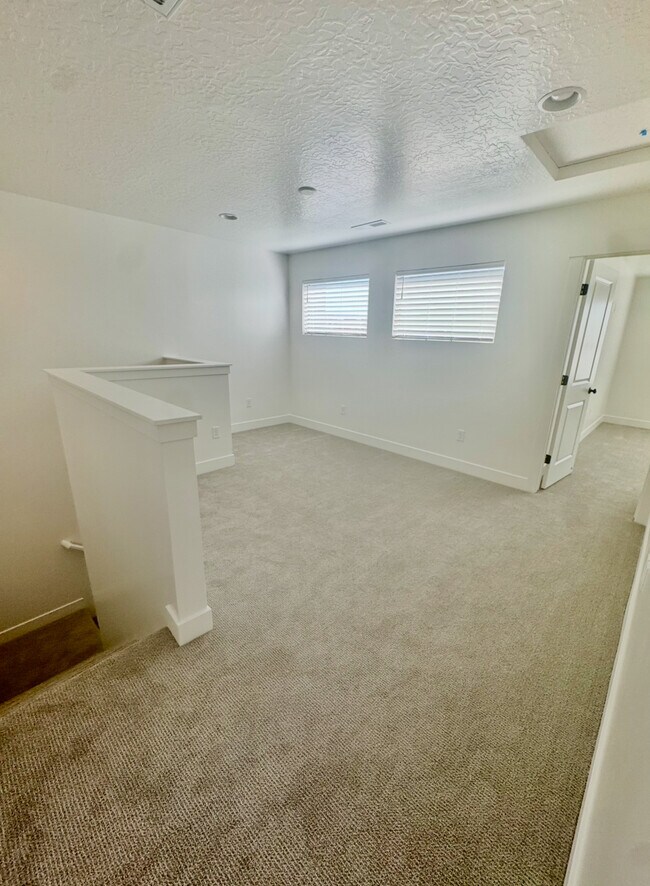 Building Photo - 5709 S Weehawken Ln