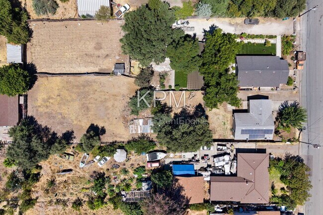 Building Photo - 527 N Lillian Ave