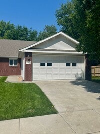 Building Photo - 55+ Community - 2 bed, 2 bath Townhouse in...