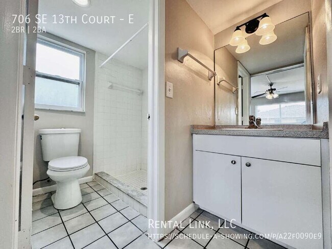 Building Photo - 706 SE 13th Ct
