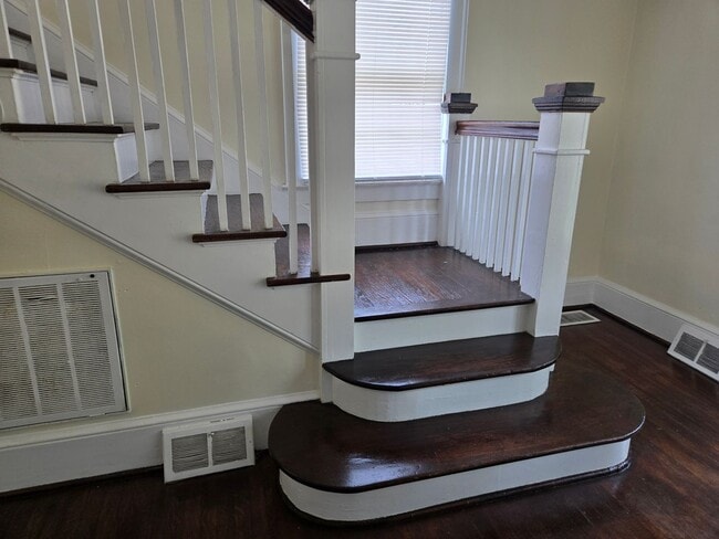 Building Photo - 4 Bedroom 2 bath Home For Rent - Heart of Florence