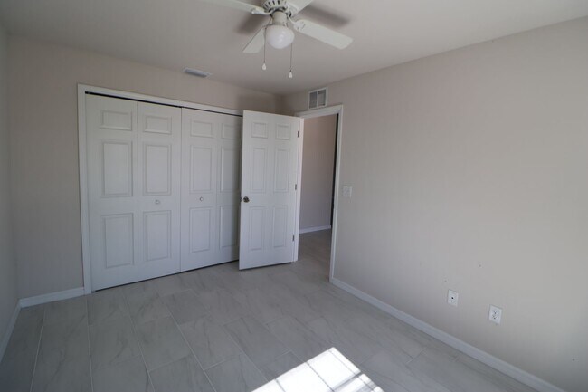 Building Photo - 3/2 Duplex newer waterfront