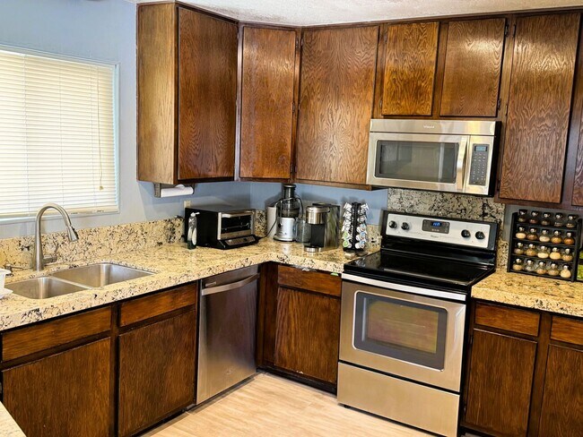 Building Photo - MLCC 3 Bedroom 2 Bath