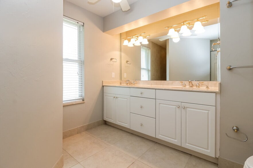 Building Photo - 2228 Treehaven Cir