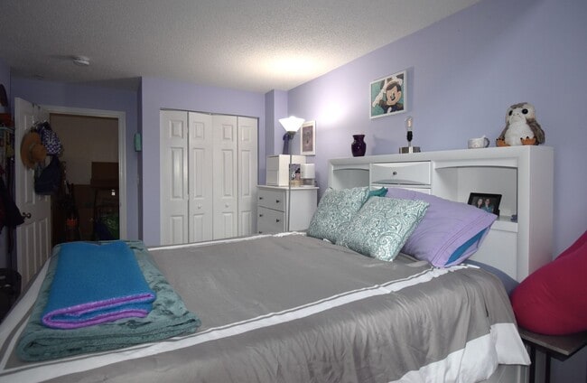 Building Photo - Reduced! Impeccably Maintained, Move-in Re...