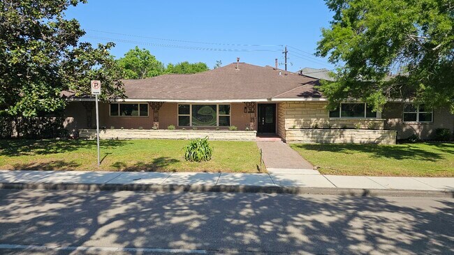 Building Photo - 3318 N Braeswood Blvd