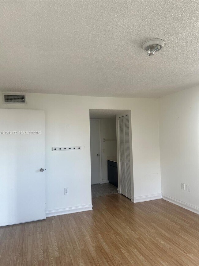 Building Photo - 1150 Collins Ave