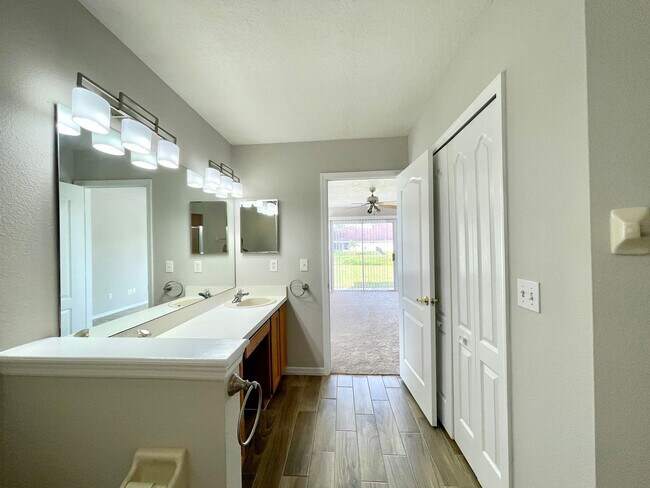 Building Photo - Cute 4/2 WEDGEFIELD HOME IN GOLF COURSE COMMUNITY