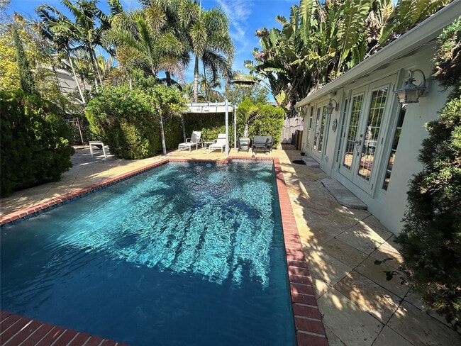 Building Photo - 609 NE 9th Ave