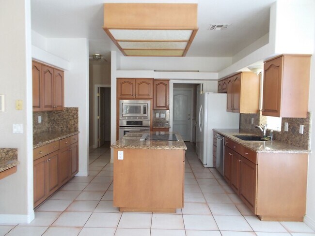 Building Photo - Spacious Estate on Nearly an Acre!